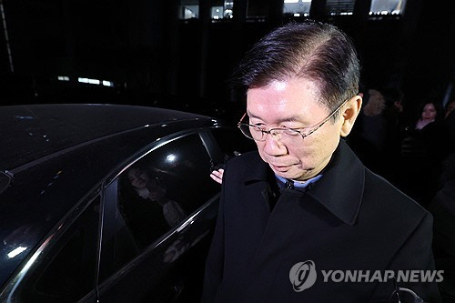 윤석열 대통령 체포 저지를 주도한 박종준 전 대통령 경호처장이 10일 밤 서울 서대문구 경찰청 국가수사본부에서 조사를 마친 뒤 청사를 나서고 있다.   [연합뉴스]